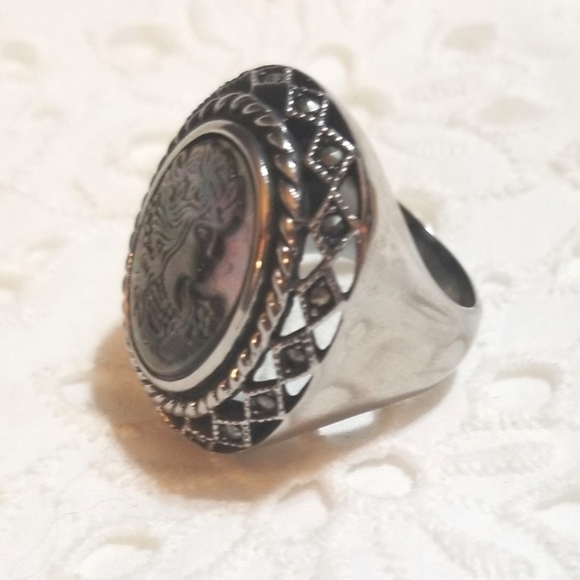 𝅺VTG Mother of Pearl Marcasite Statement Ring - Picture 5 of 7